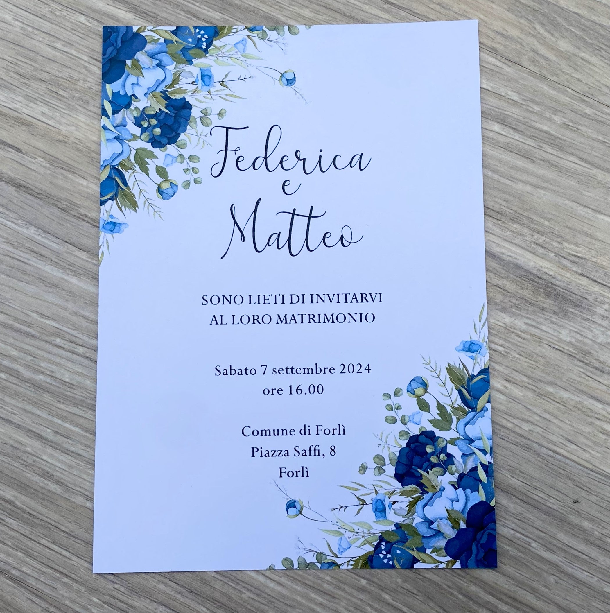 Partecipazione matrimonio con mazzo fiori rosso 08976